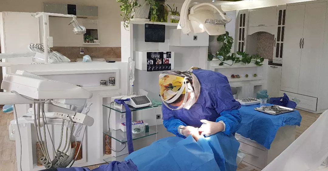 نجام شش واحد ایمپلنت برای ۴ بیمار عزیز در محیطی آرام ، با ست های کاملا استریل