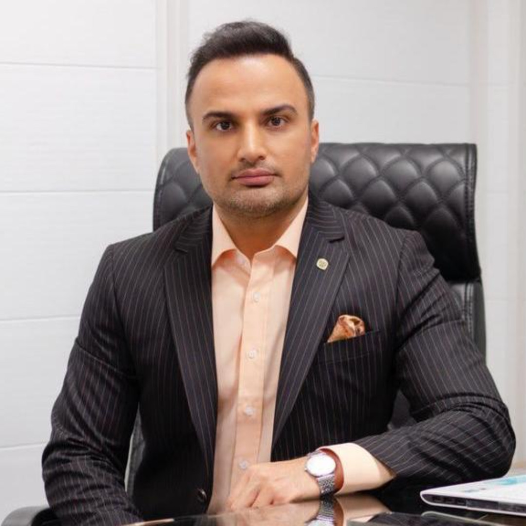 دکتر پارسا عزیزی 🧠 روانشناس و استادیار دانشگاه 🎓 با بیش از ۱۶ سال تجربه بالینی و بالغ بر ۳۵٬۰۰۰ ویزیت در روان‌درمانی و توانبخشی کودکان و بزرگسالان 👶👨‍🦳، مؤسس و مدیر کلینیک پارسا با تیم تخصصی در حوزه‌های نوروفیدبک 🧬، بازی‌درمانی 🎮، مشاوره خانواده و زوج 💑.