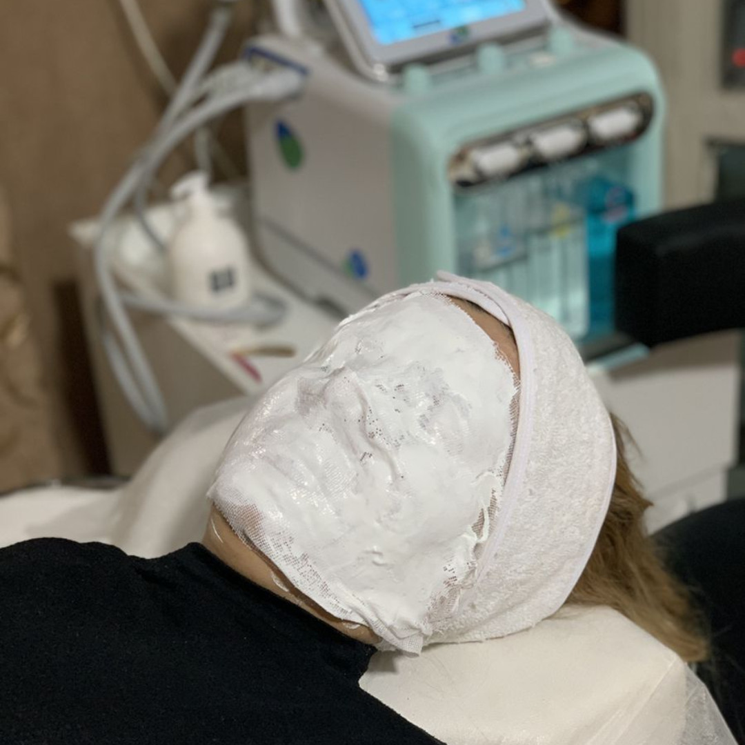 کلینک درمانی و زیبایی آیسان تهرانی پوست و مو و درمان فلجی صورت . حکیم و درمانگر درهای سیاتیک دارای ۱۷ سال سابقه کاری و مدارک بین المللی